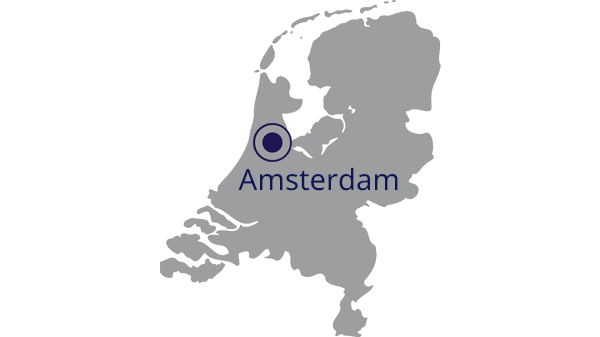 Landkaart van Nederland in grijs met hoofdstad Amsterdam aangegeven in donkerblauw - op transparante achtergrond - 600 x 529 pixels

